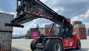  CVS Ferrari F500.RS6S heavy duty reachstacker with support jacks
