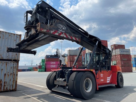  CVS Ferrari F500.RS6S heavy duty reachstacker with support jacks
